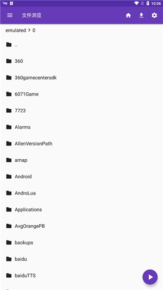 雨后街道上积水倒映的霓虹灯牌与伞影壁纸